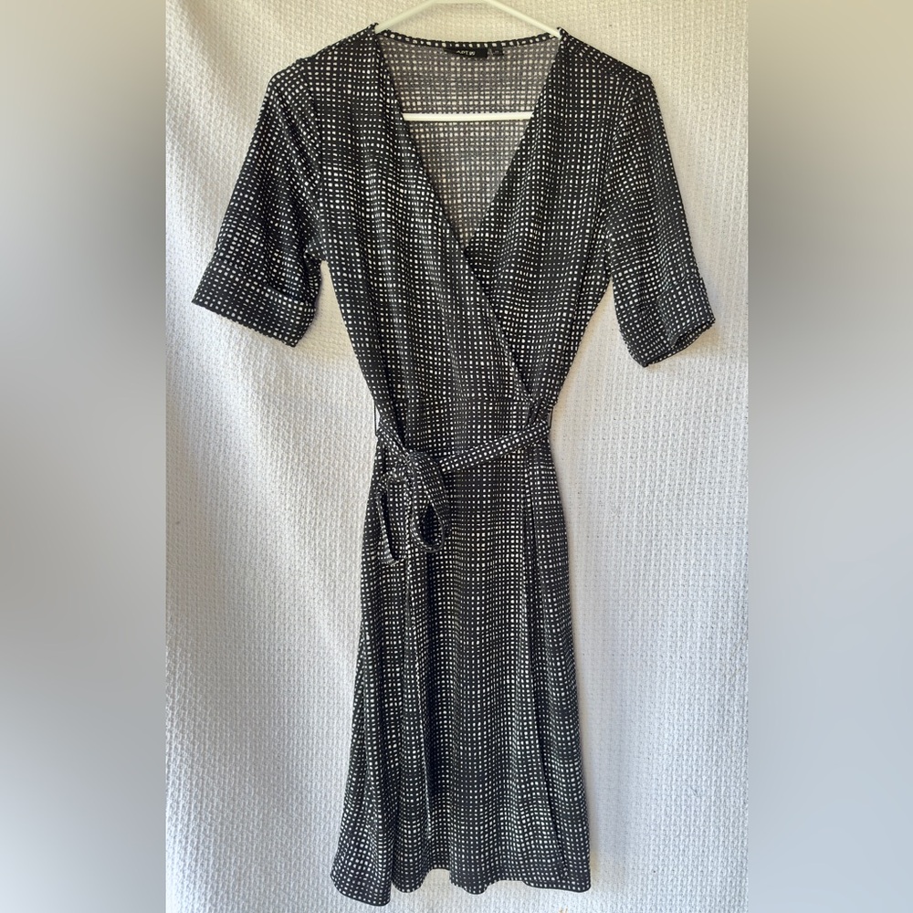 Apt. 9 V-Neck Faux Wrap Knee Length Dress Black and White with Tie Waist